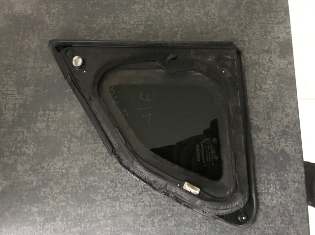 NISSAN 833134EA1A Стекло кузова (багажного отсека) левое в наличии Винница