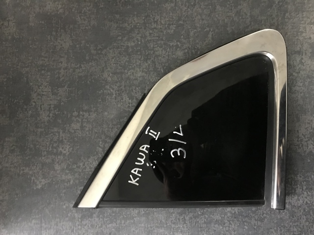 Стекло багажника, левое 833134EA1A NISSAN