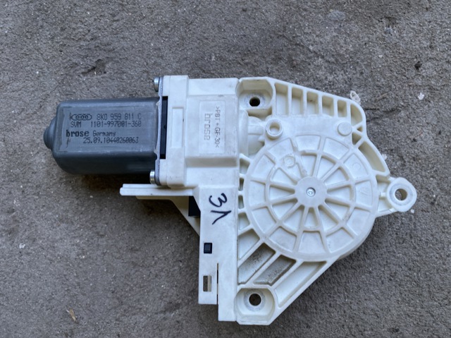 Моторчик стеклоподъемника двери задней, левой 8K0959811C VAG