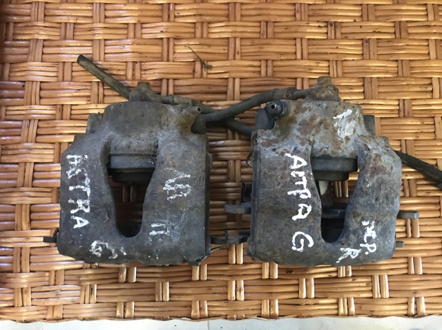 Суппорт тормозной, передний, правый 93173240 OPEL