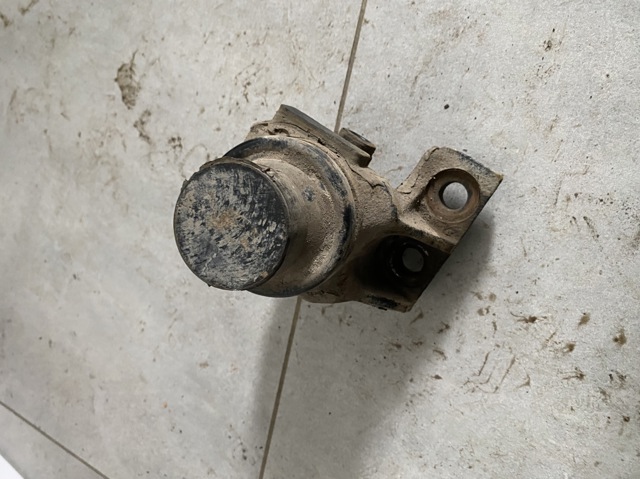 Правая опора двигателя GA2E39060D MAZDA