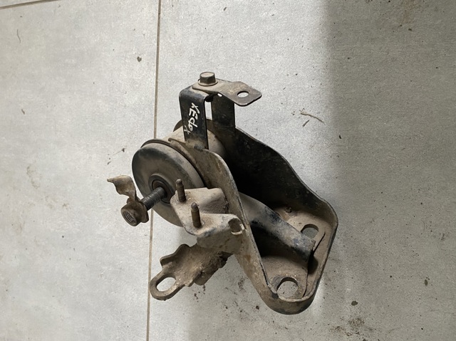 Левая подушка двигателя GE4T39070A MAZDA