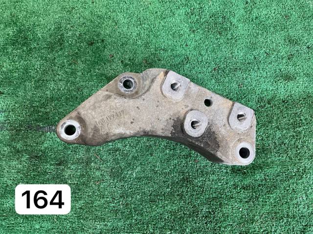 Кронштейн подушки (опоры) двигателя, левой 1K0199117 VAG