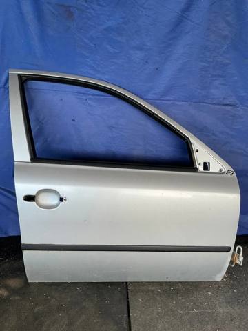 Пассажирская передняя дверь 1U4831056 VAG