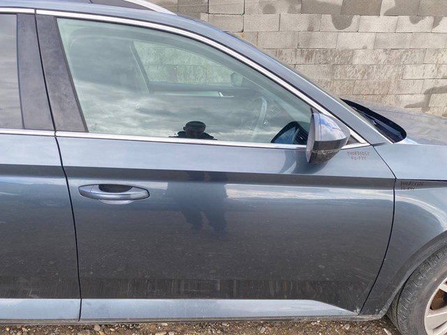 Пассажирская передняя дверь 3V0831052 VAG