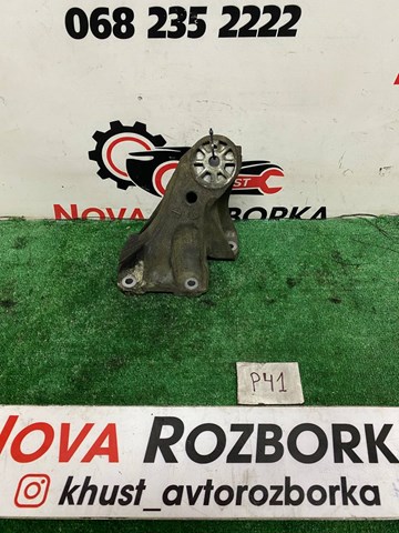 Кронштейн подушки (опоры) двигателя, правой 7L6199308B VAG