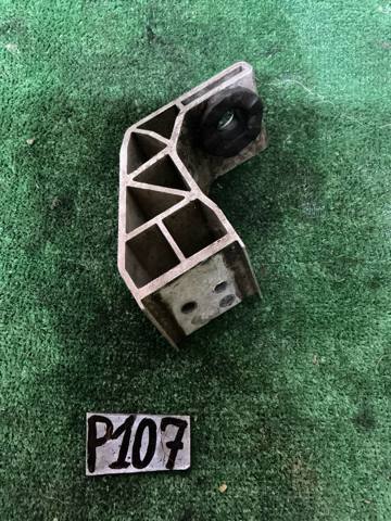 Кронштейн радиатора нижний A2055014120 MERCEDES