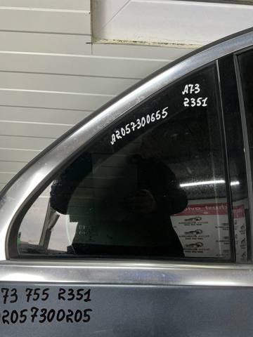 Стекло угловое двери задней A2057300655 MERCEDES