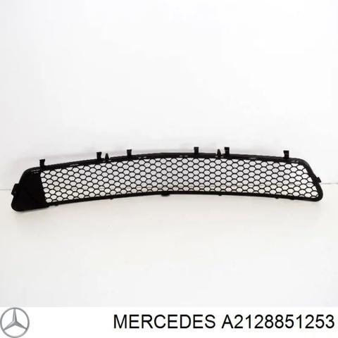 Центральная решетка переднего бампера A2128851253 MERCEDES