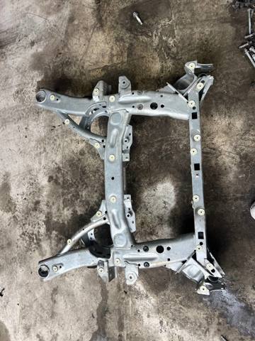 Подрамник передней подвески 31106883131 BMW