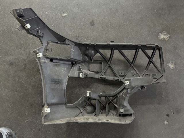 BMW 51117422247 Кронштейн бампера переднего левый в наличии Киев
