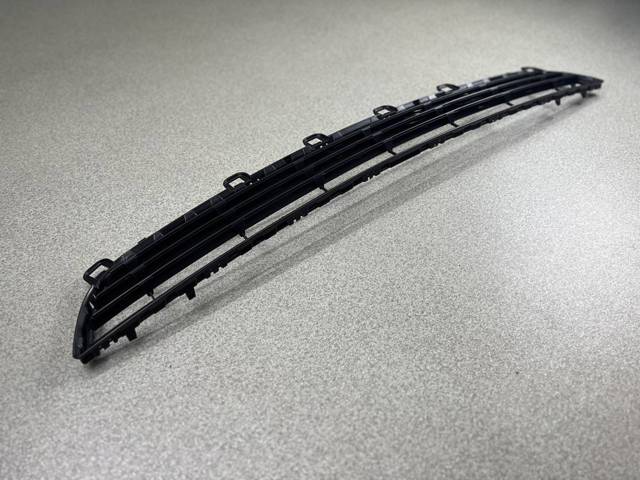 BMW 51117294475 Решетка бампера переднего центральная в наличии Каменское