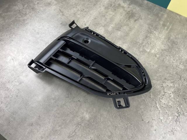 BMW 51117319778 Заглушка (решетка) противотуманных фар бампера переднего правая в наличии Полтава