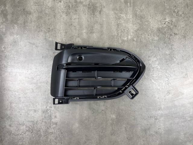 51117319778 BMW Заглушка (решетка) противотуманных фар бампера переднего правая купить в Каменское