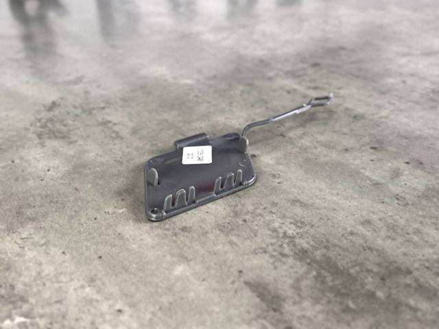 BMW 51117335048 Заглушка бампера буксировочного крюка передняя в наличии Кривой Рог