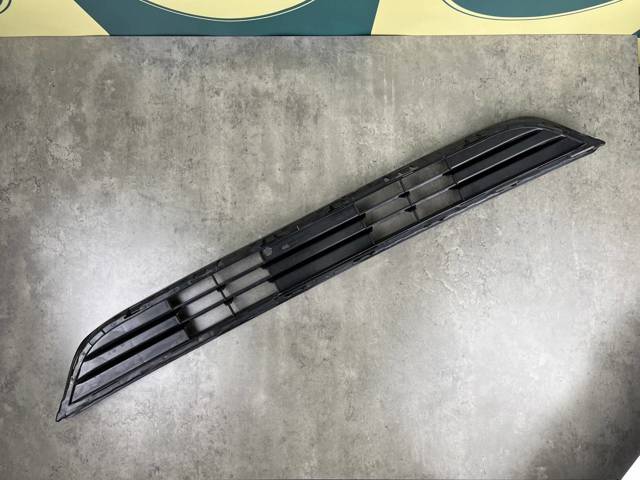 BMW 51117338491 Решетка бампера переднего центральная в наличии Киев