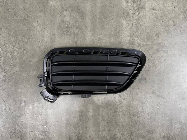 51117338514 BMW Решетка бампера переднего правая нижняя купить в Ужгород