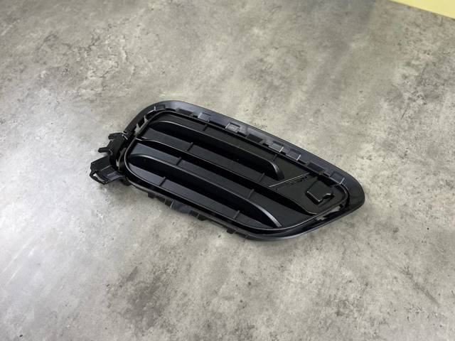 BMW 51117347946 Решетка бампера переднего правая в наличии Ужгород