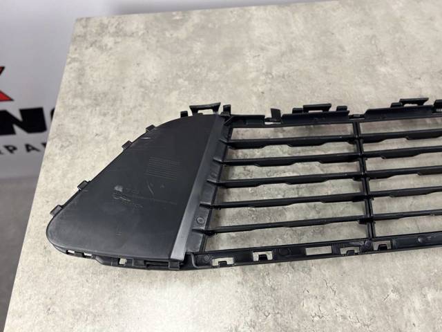 BMW 51117354773 Решетка бампера переднего центральная в наличии Украина