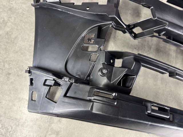 BMW 51117357230 Кронштейн крепления противотуманной фары правой в наличии Ирпень