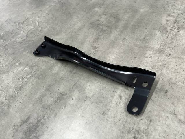 BMW 51117368479 Распорка передних стоек подвески левая в наличии Украина