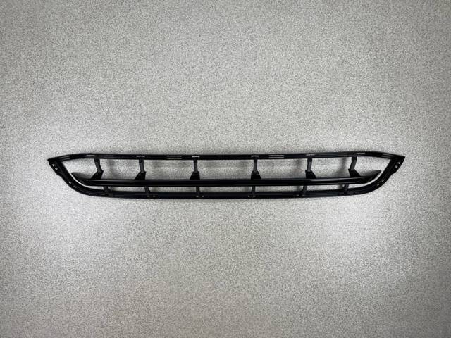 51117399898 BMW Решетка бампера переднего центральная купить в Черновцы