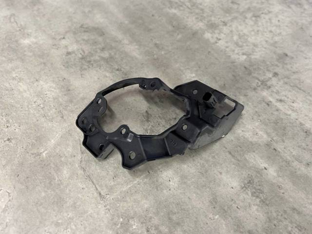 MAZDA B63B51694 Кронштейн крепления противотуманной фары левой в наличии Харьков