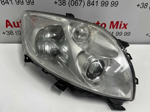 Правая блок фара 8111002470 TOYOTA