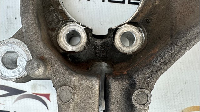 MITSUBISHI 3870A226 Цапфа передняя правая в наличии Винница