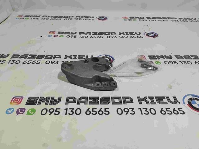 Кронштейн подушки (опоры) двигателя, левой 22116864719 BMW