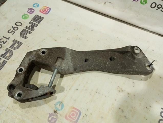 Крепление кпп 22326777615 BMW