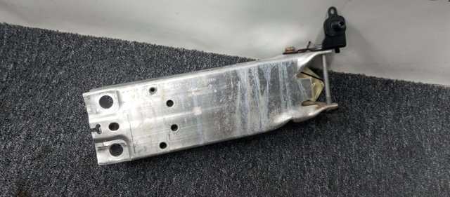 Кронштейн усилителя переднего бампера 51117459887 BMW