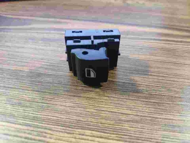 Кнопка стеклоподъемника передняя правая 61319208107 BMW