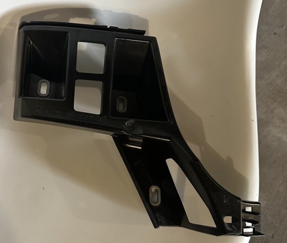 Левый кронштейн заднего бампера A1668803303 MERCEDES