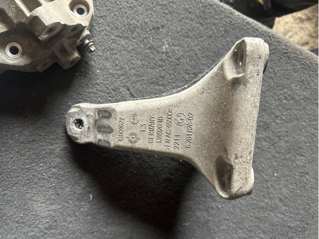 Кронштейн подушки (опоры) двигателя, правой 22116784826 BMW