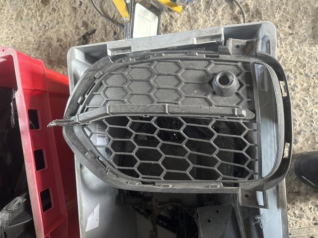 Решетка бампера переднего левая 51118053883 BMW
