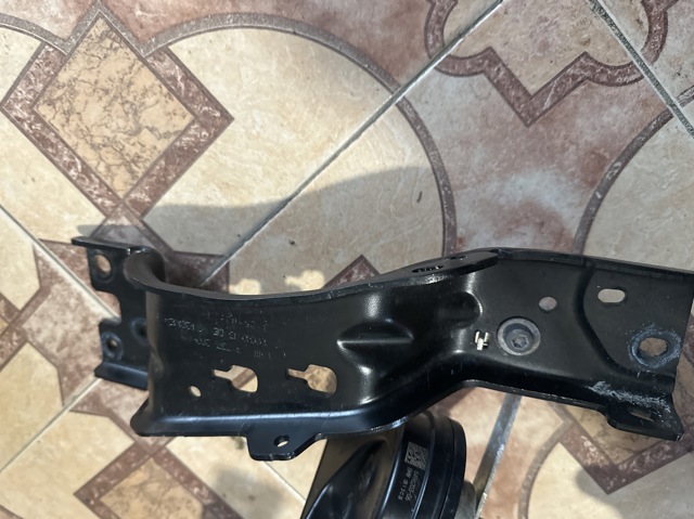Кронштейн усилителя переднего бампера 51118737260 BMW