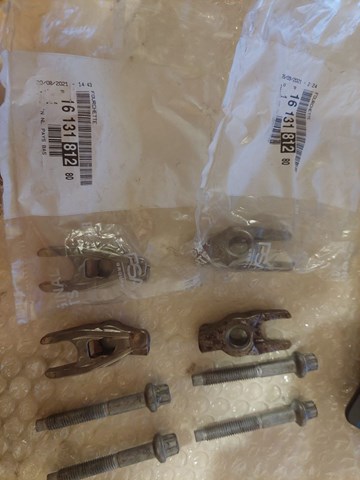 Кронштейт крепления форсунки 1613181280 PEUGEOT