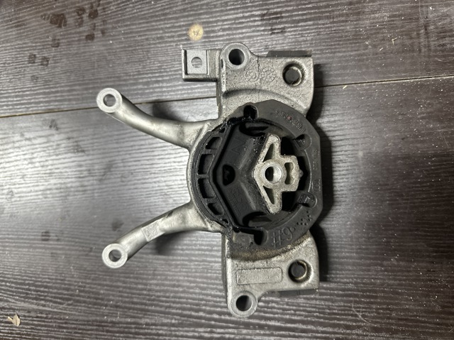 Подушка КПП 22326862577 BMW