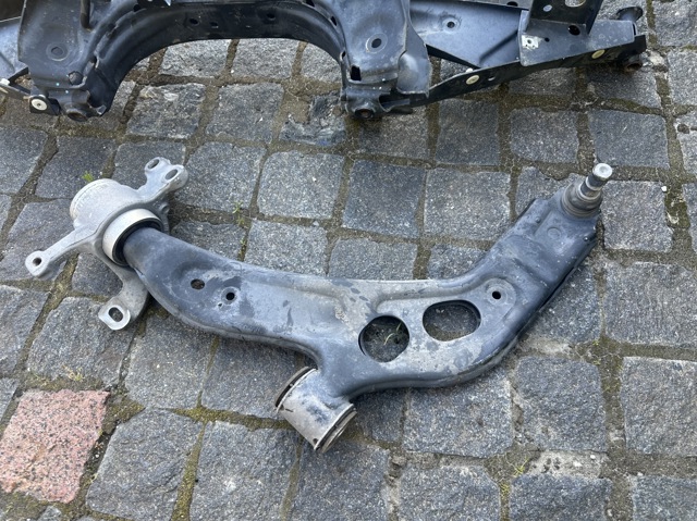 Рычаг передний нижний левый 31126879843 BMW