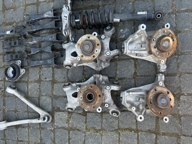 Цапфа передняя левая 31216852159 BMW
