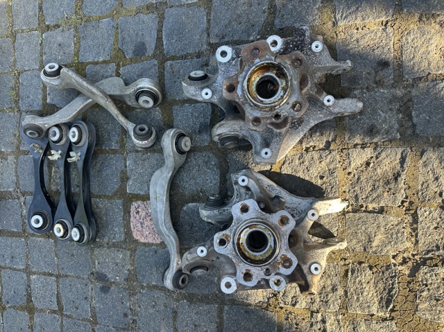 Цапфа правая 33306871028 BMW
