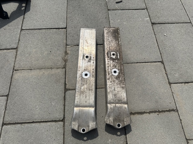 Кронштейн усилителя переднего бампера 51117374789 BMW