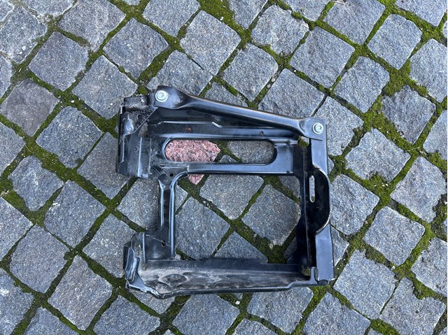 BMW 51117399916 Кронштейн арки колеса (лонжерона) правый в наличии Киев