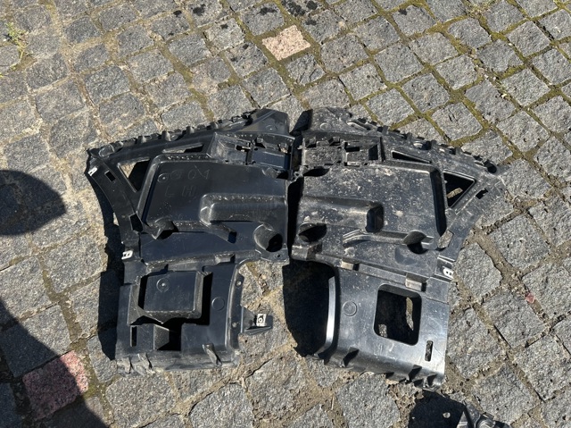 Направляющая заднего бампера, левая 51127400667 BMW