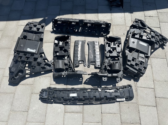 Кронштейн бампера заднего, центральный 51127420650 BMW