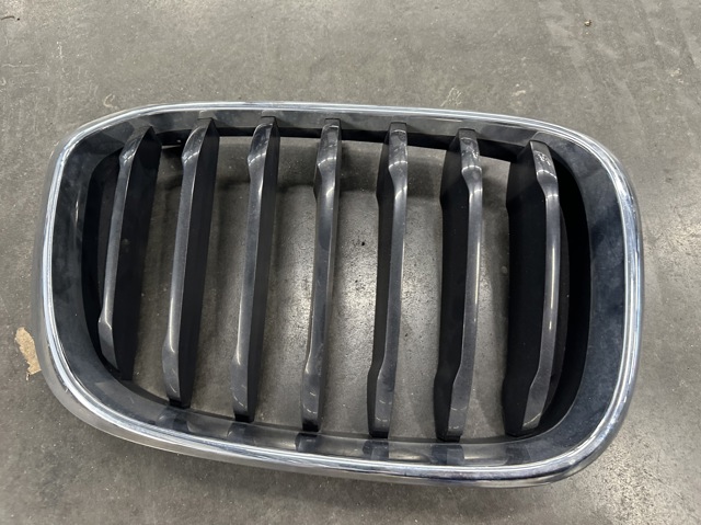 Решетка радиатора правая 51137464920 BMW
