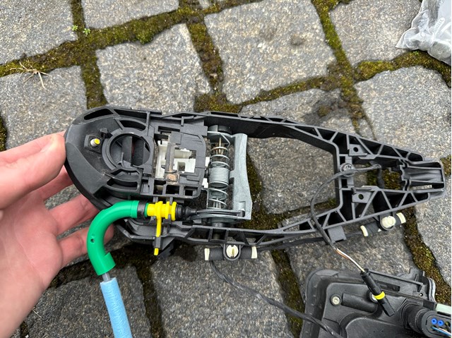 Держатель наружной ручки двери, передней правой 51219881774 BMW