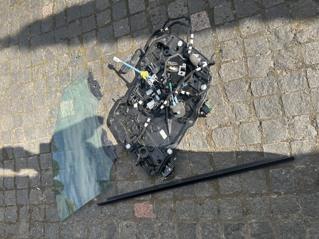 Держатель наружной ручки двери, передней правой 51219881778 BMW