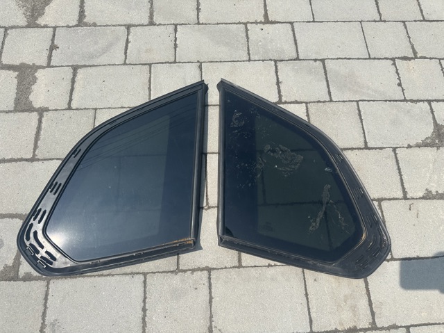 Стекло багажника, левое 51377444077 BMW
